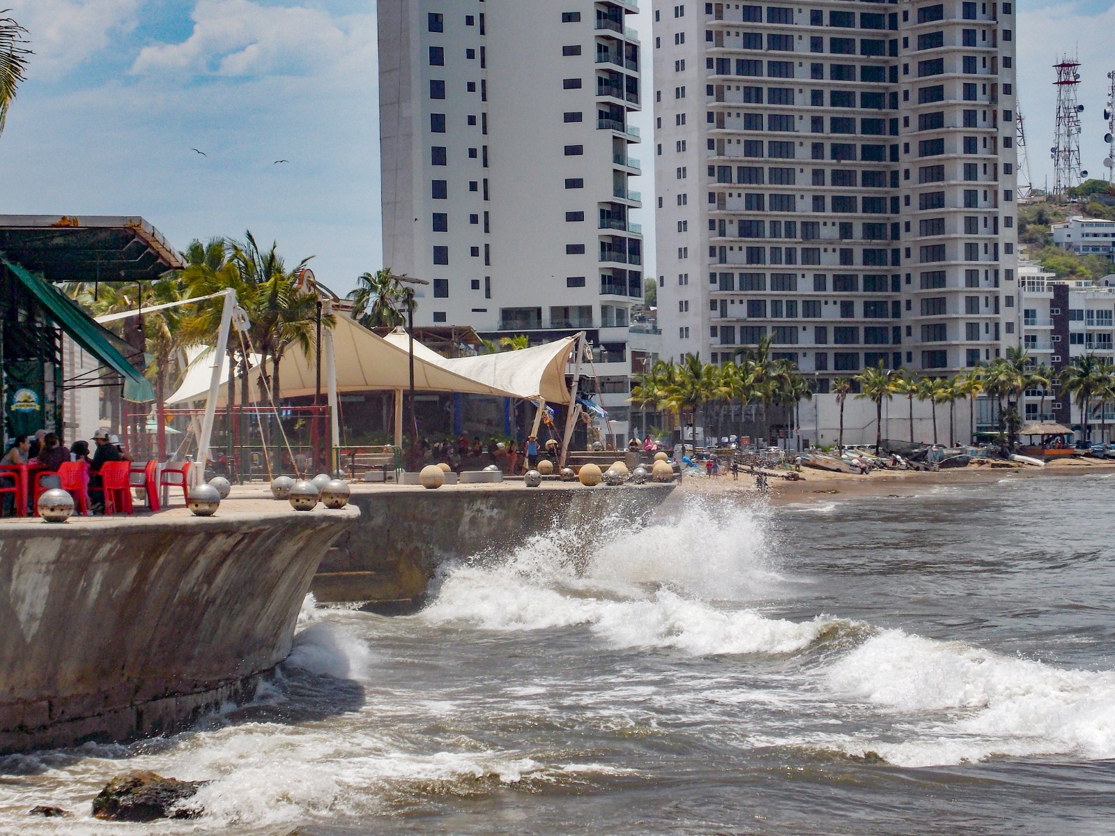 Huracán "Karina" provoca oleaje elevado en Mazatlán