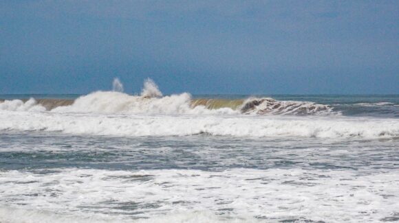 ¡Precaución en las playas de Mazatlán, Sinaloa! Oleaje de hasta 3 metros mantiene zonas restringidas