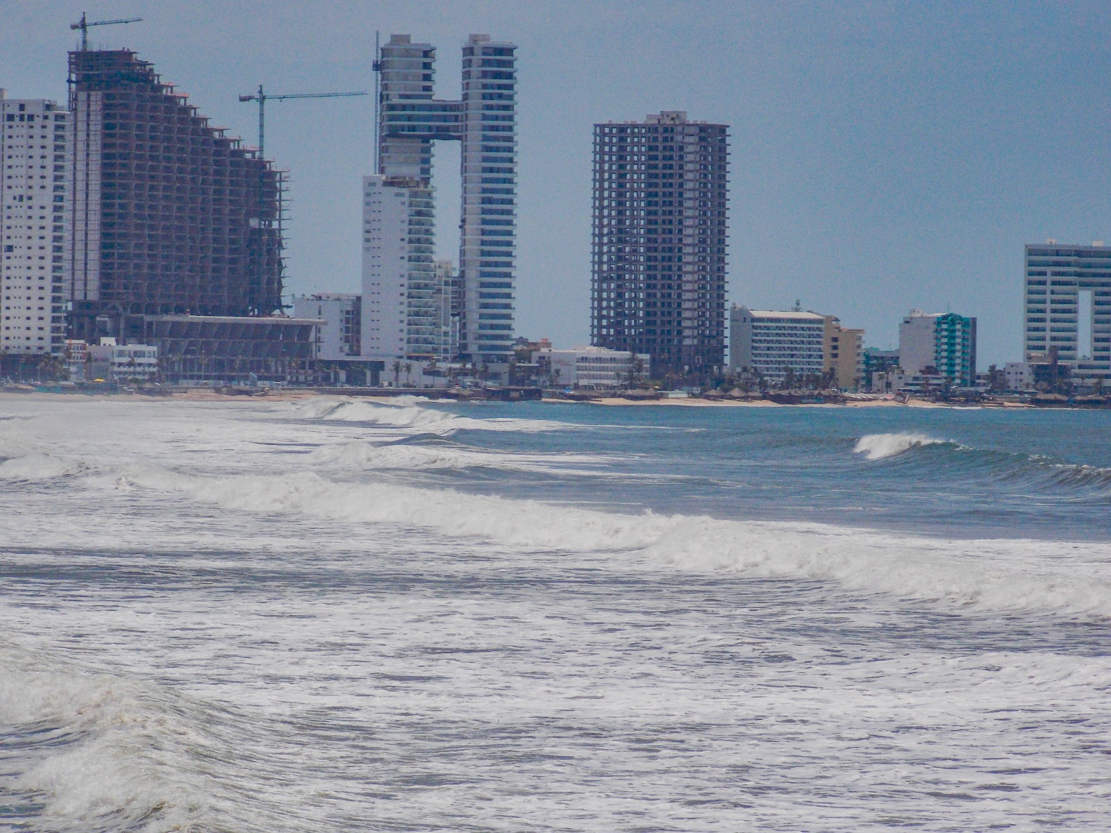 Huracán "Karina" provoca oleaje elevado en Mazatlán