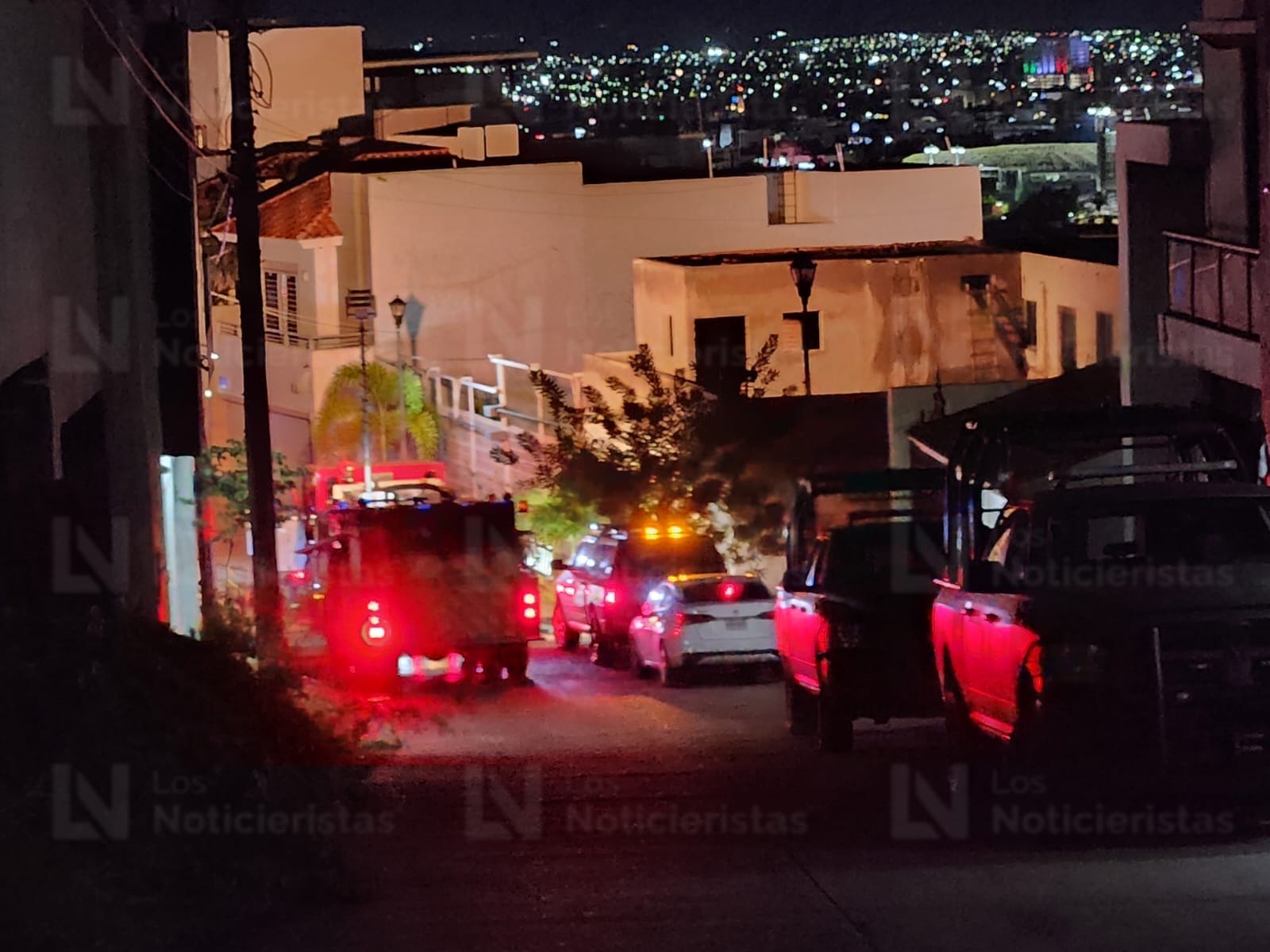 Impactan e incendian vehículo contra domicilio en Colinas de San Miguel, Culiacán