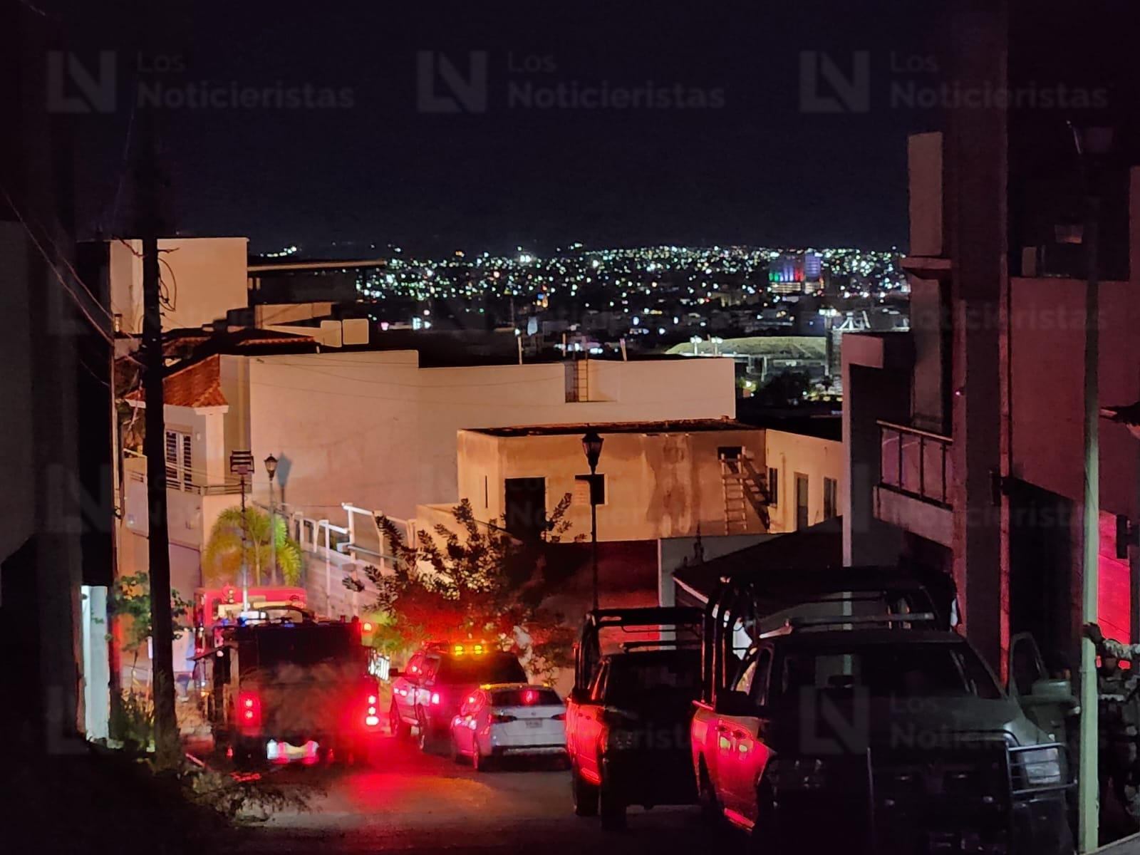 Impactan e incendian vehículo contra domicilio en Colinas de San Miguel, Culiacán