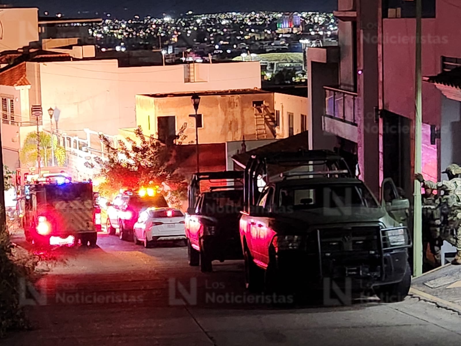 Impactan e incendian vehículo contra domicilio en Colinas de San Miguel, Culiacán