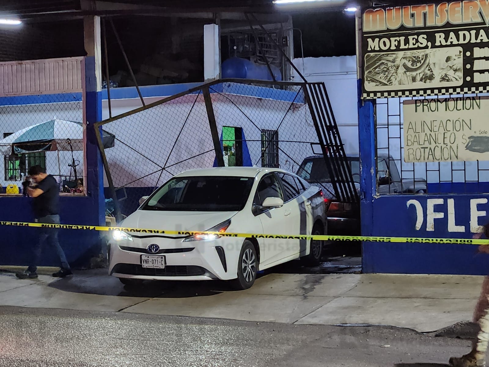 Impactan vehículo contra taller en la Col. Rafael Buelna, Culiacán