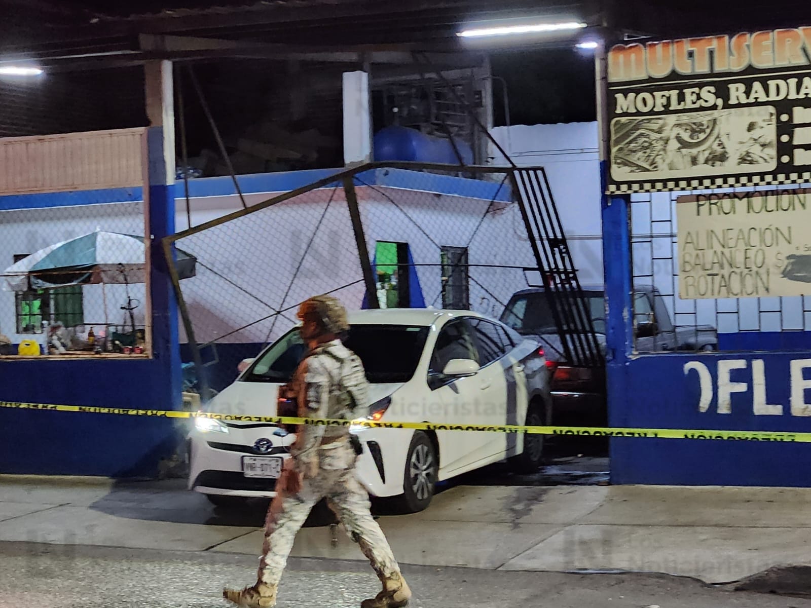 Impactan vehículo contra taller en la Col. Rafael Buelna, Culiacán