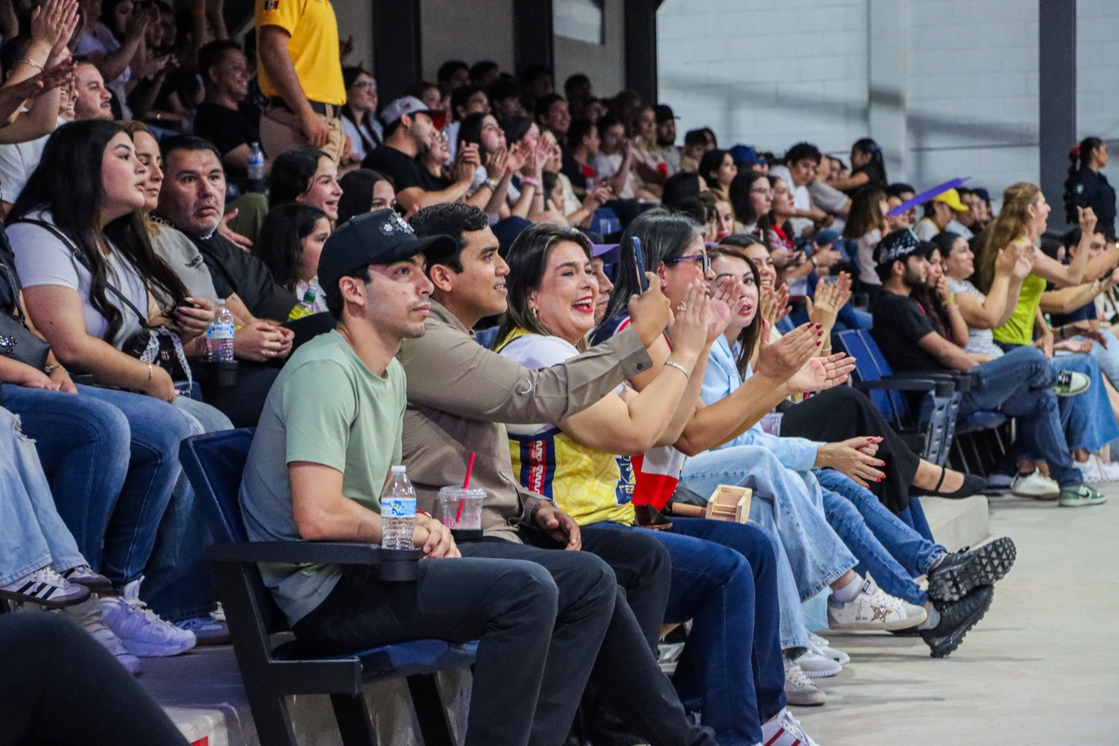 Aficionados en la inauguración de la Se inaugura la Arena Badiraguato celebran triunfo de Tebacas