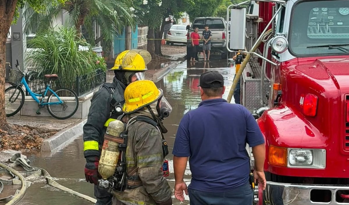 Incendio de vivienda en la colonia Jaramillo, de Los Mochis