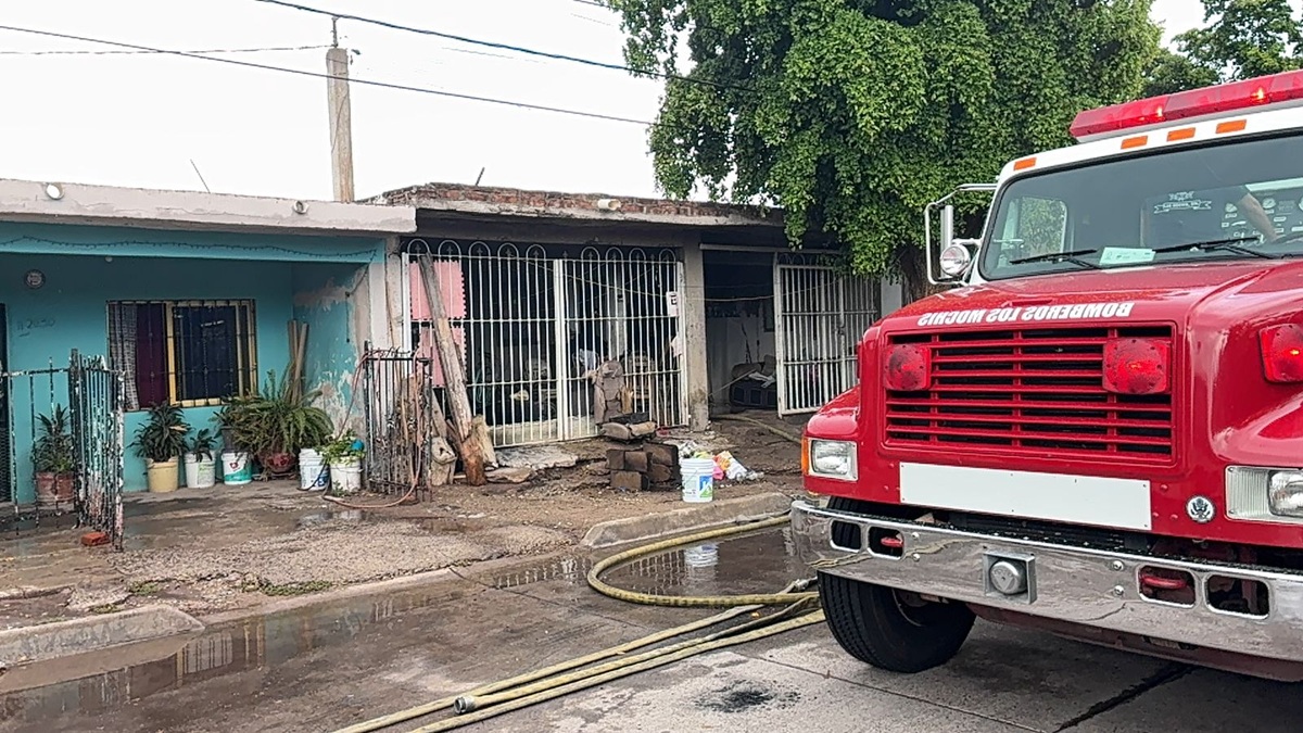 Incendio de vivienda en la colonia Jaramillo, de Los Mochis