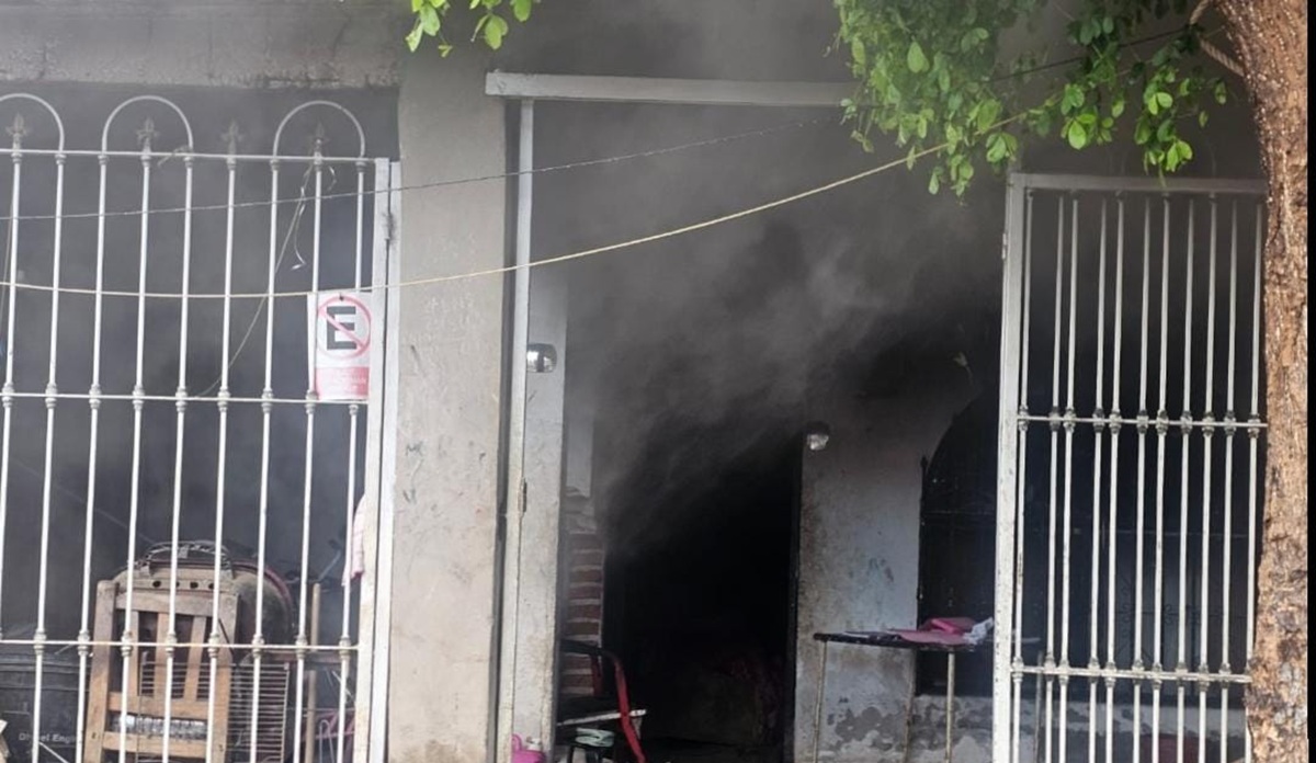 Incendio de vivienda en la colonia Jaramillo, de Los Mochis