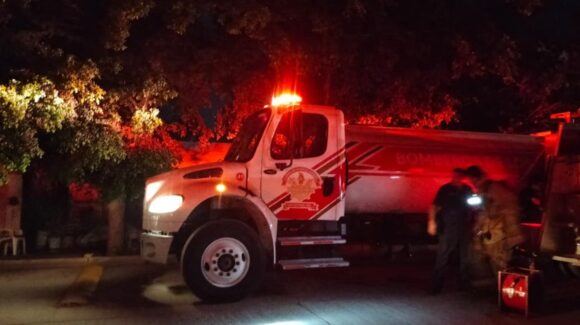 Vecinos del ejido México rescatan a un hombre tras incendio en vivienda; cuerpos de auxilio de Ahome atendieron la emergencia