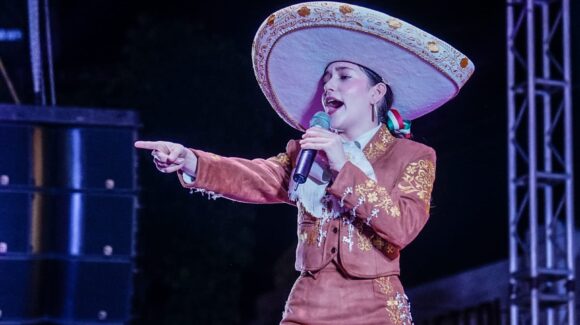 Entre baile, música y tradición, Mazatlán, Sinaloa celebra a México en una Plazuela República abarrotada
