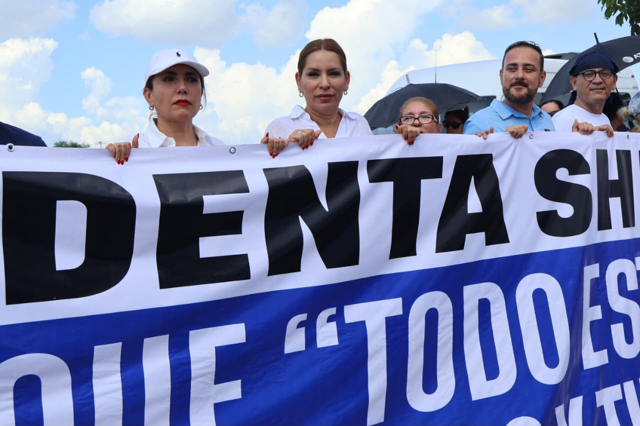 Integrantes del PAN protestan durante la visita de Sheinbaum a Culiacán