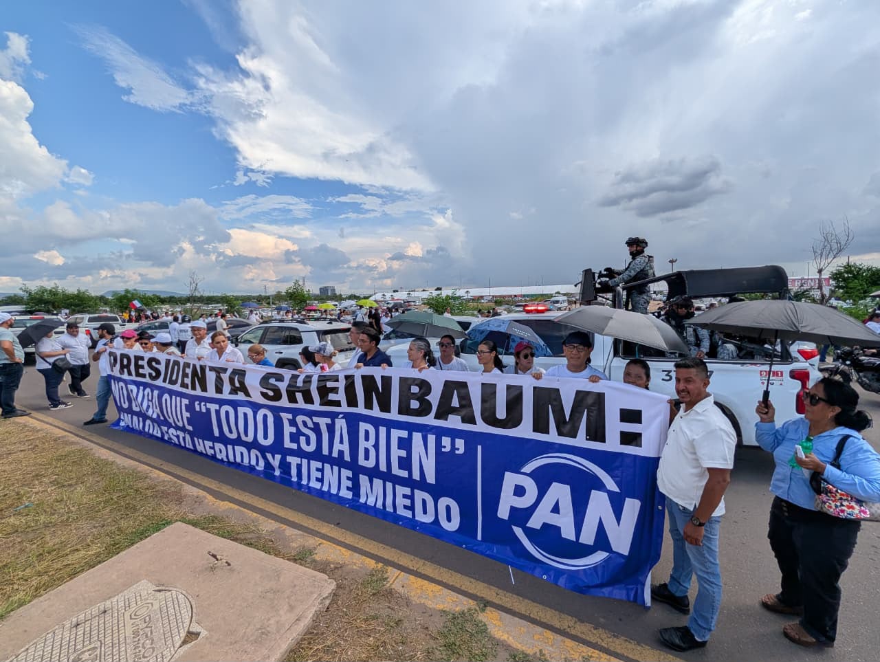 Integrantes del PAN protestan durante la visita de Sheinbaum a Culiacán