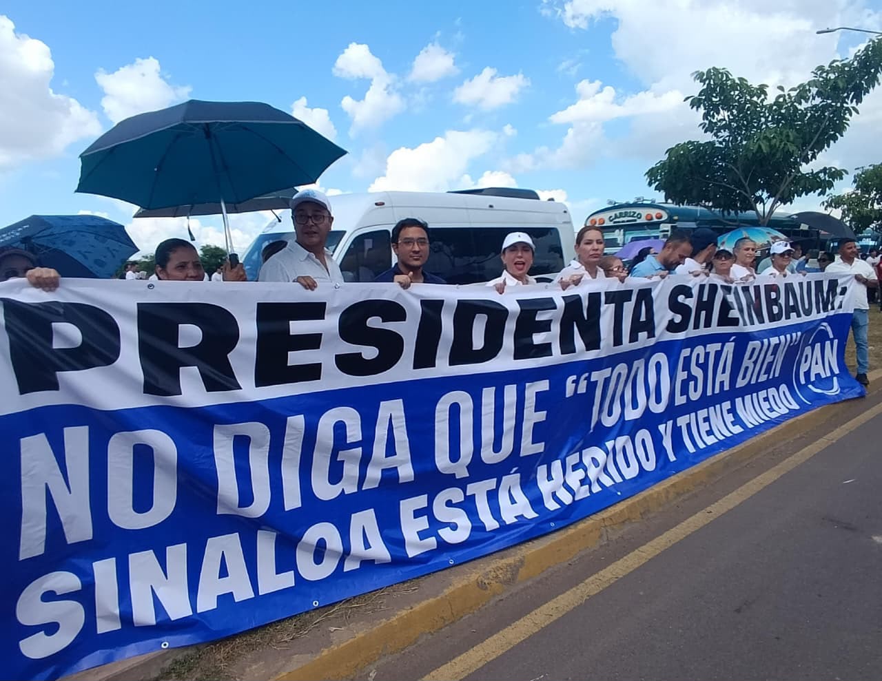 Integrantes del PAN protestan durante la visita de Sheinbaum a Culiacán
