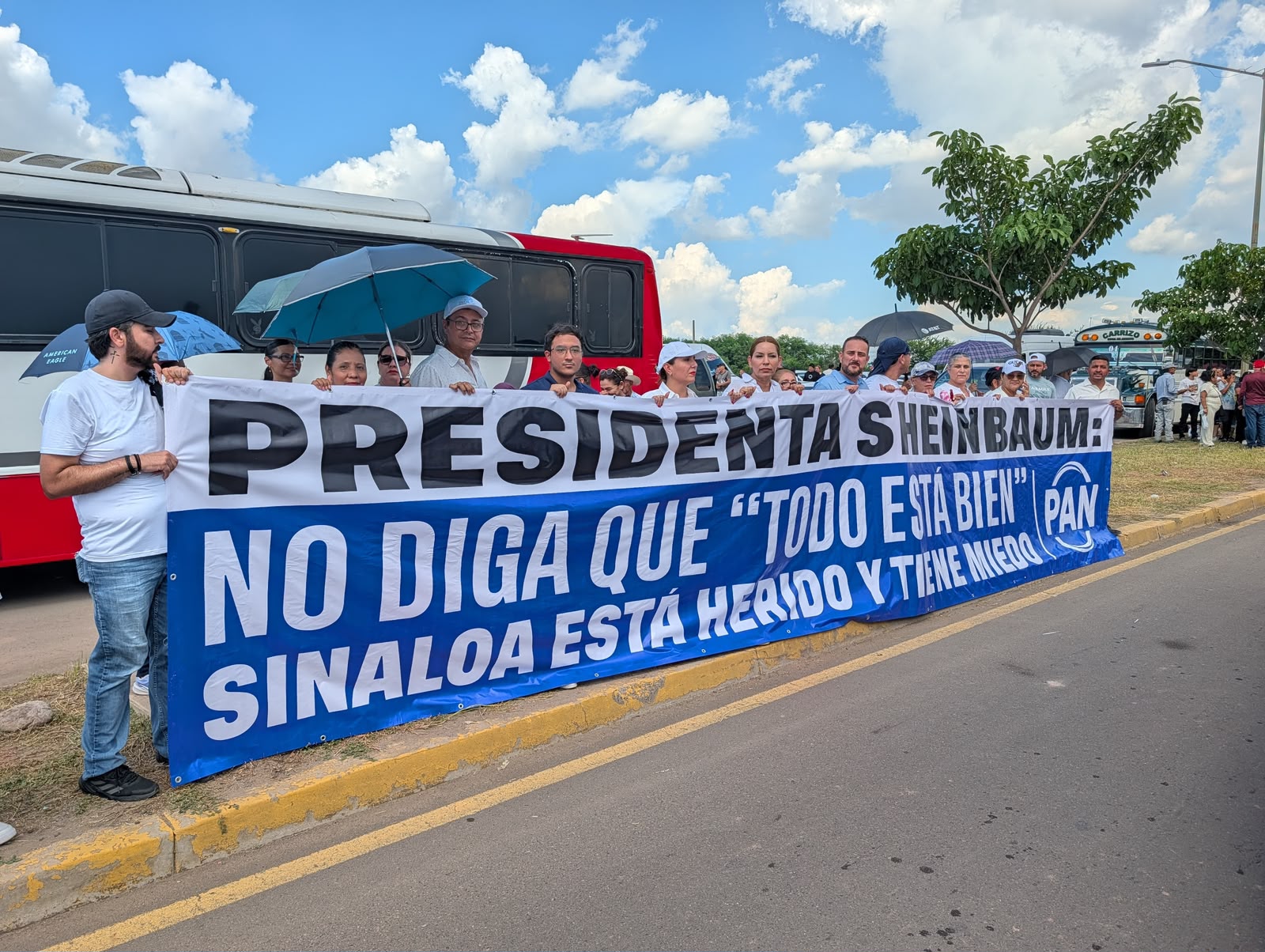 Integrantes del PAN protestan durante la visita de Sheinbaum a Culiacán