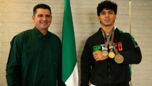 isde recibe a dante urquiza tras ganar tres medallas en mundial de powerlifting 2026 en sudafrica