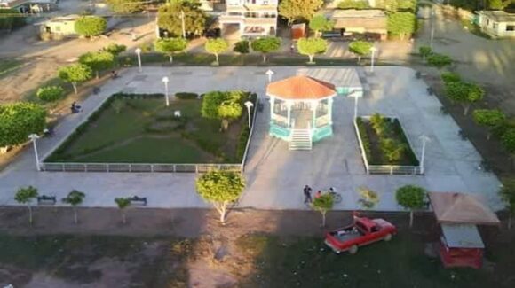 ¡No la desveló el Grito! A la comisaria de Isla del Bosque en Escuinapa, Sinaloa, la despertaron toda la noche con reportes de falta de luz