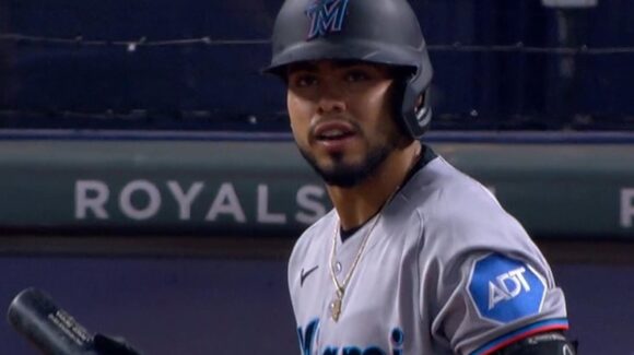 El mexicano Jared Serna logra su primer hit en las Grandes Ligas