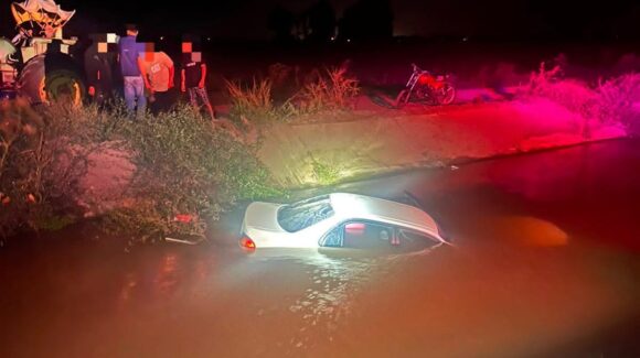 Jesús acabó dentro de un canal tras perder el control de su vehículo y salirse del camino en Guasave, Sinaloa