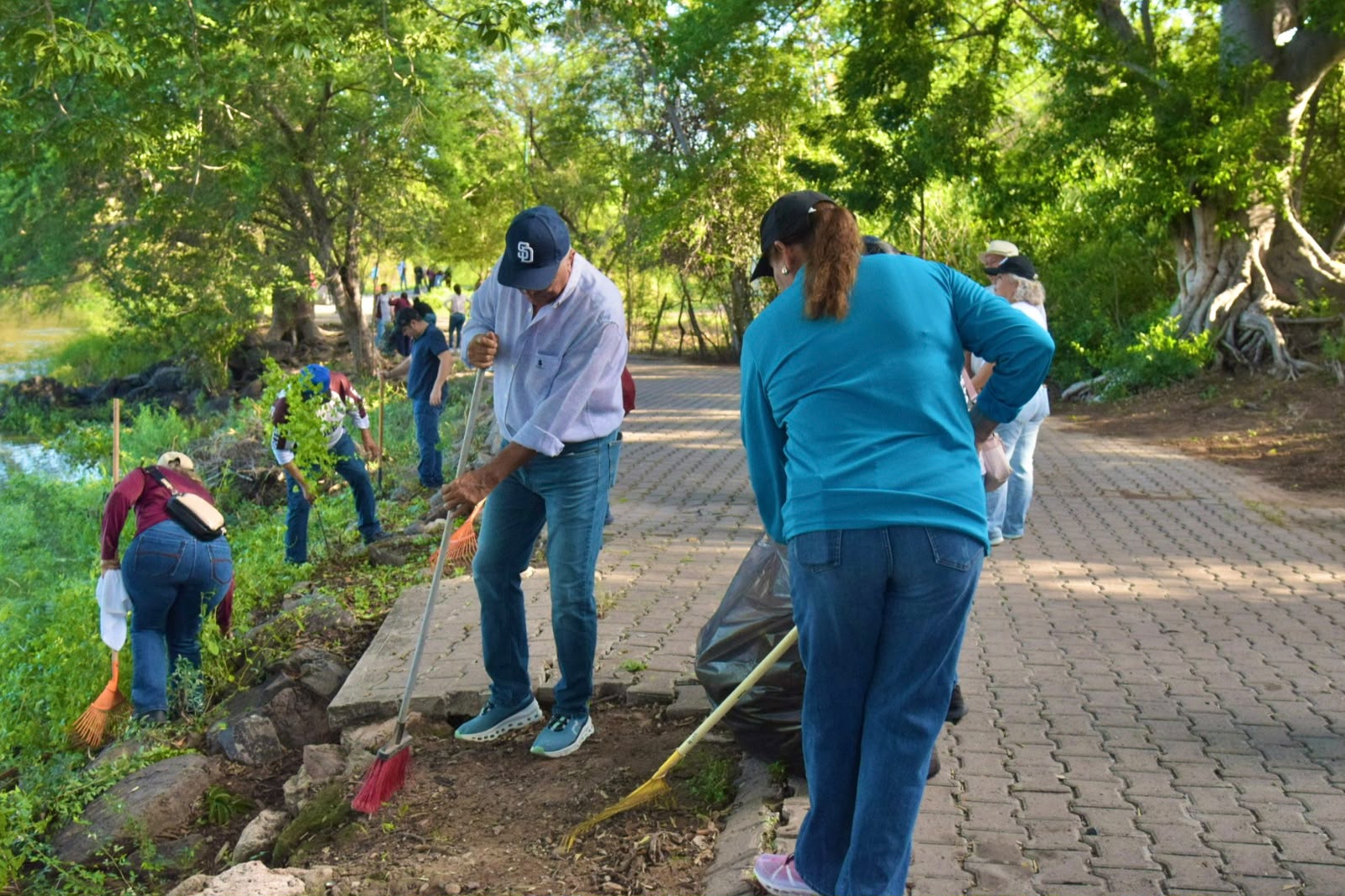 Jornada de limpieza en el malecón de El Fuerte
