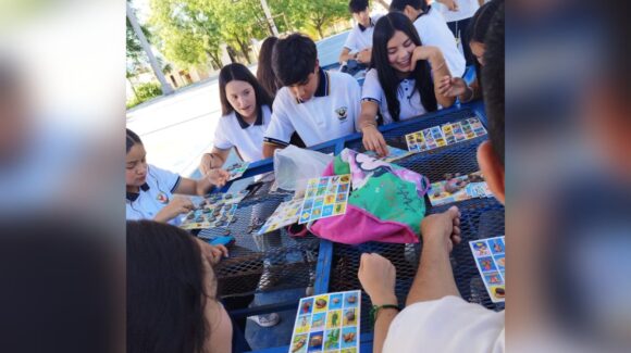Estudiantes de la UAS dejan de lado el celular un rato para jugar al trompo, balero, al yoyo y las canicas