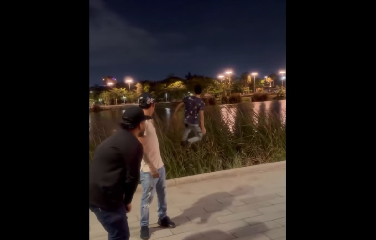 Joven arrojándose a la Laguna del Camarón en 'Batalla del Aura'