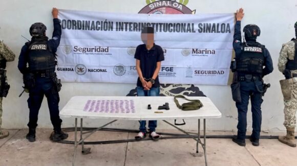 Tras persecución, detienen a joven armado y en posesión de 100 dosis de sustancias en El Rosario, Sinaloa
