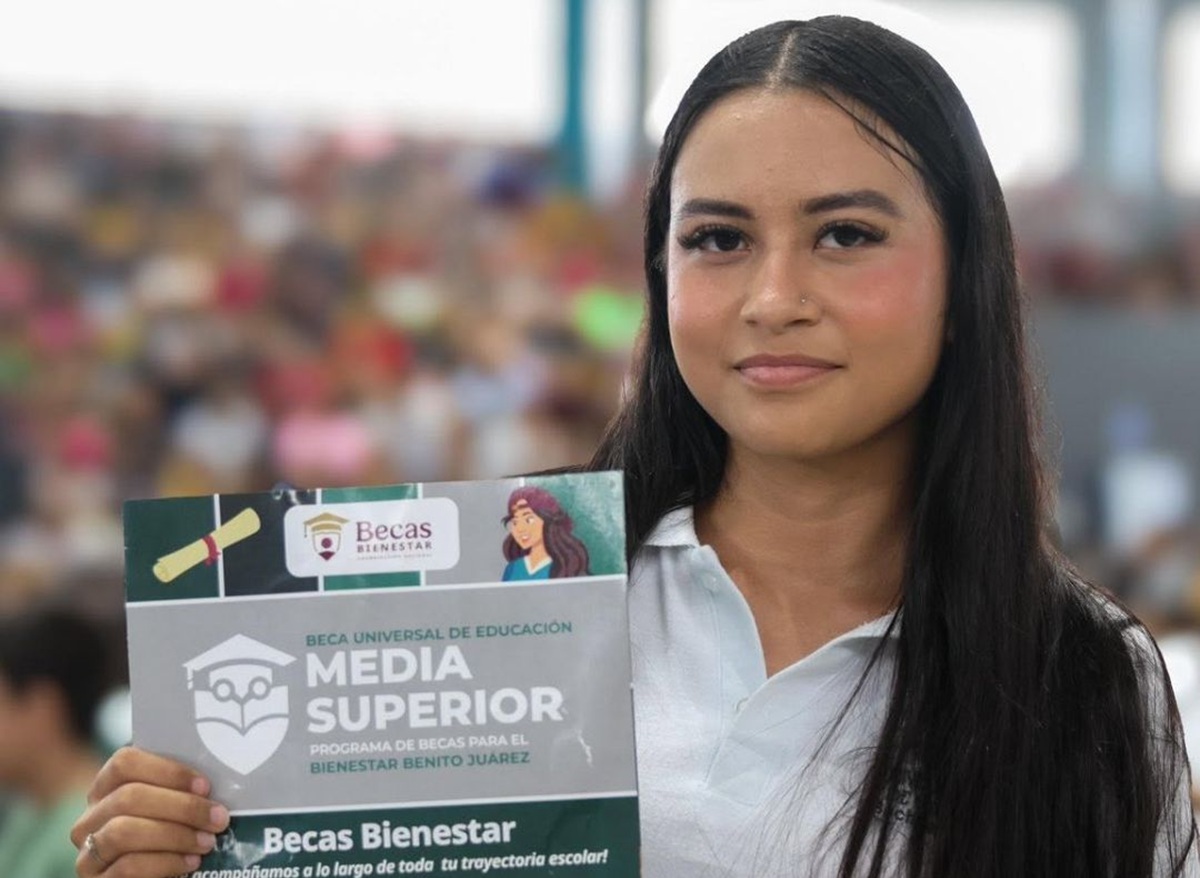 Joven estudiante de preparatoria con su Beca para el Bienestar