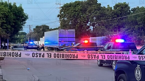 Muere joven y otro resulta lesionado tras chocar en moto contra caja de tráiler en Guasave, Sinaloa