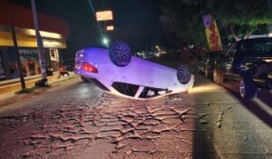 Joven termina volcado en calles del fraccionamiento Santa luz, en Los Mochis, Sinaloa