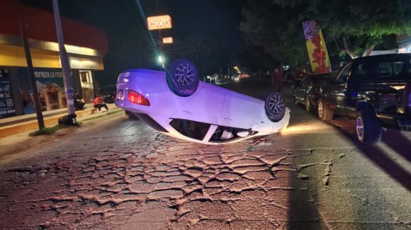 Joven termina volcado en calles del fraccionamiento Santa luz, en Los Mochis, Sinaloa