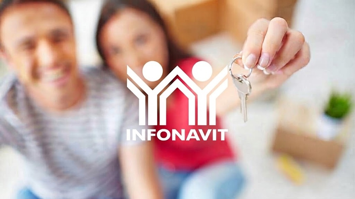 Jóvenes con su llave de casa obtenida con crédito Infonavit