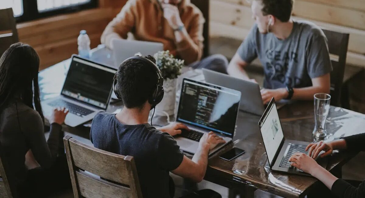 ¿Qué haríamos sin ellos, que viven entre códigos y pantallas? Feliz Día del Programador