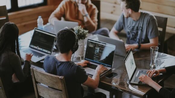 ¿Qué haríamos sin ellos, que viven entre códigos y pantallas? Feliz Día del Programador