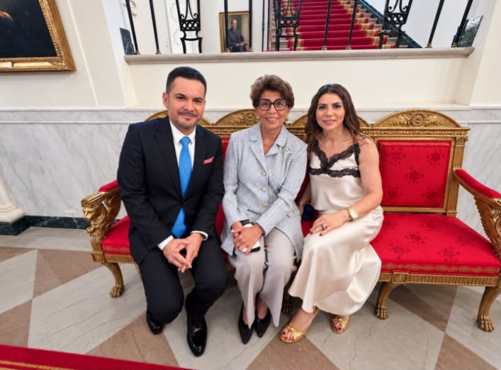 Es Juan José Arellano, Jovita Carranza, extesorera de Estados Unidos, y Rebeca Tirado de Arellano