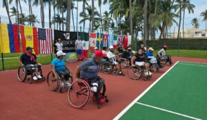 Juego de tenis adaptado reúne a 25 personas usuarias de silla de ruedas en Mazatlán, Sinaloa