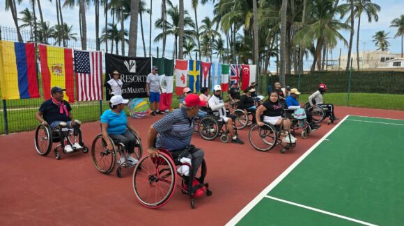 Juego de tenis adaptado reúne a 25 personas usuarias de silla de ruedas en Mazatlán, Sinaloa