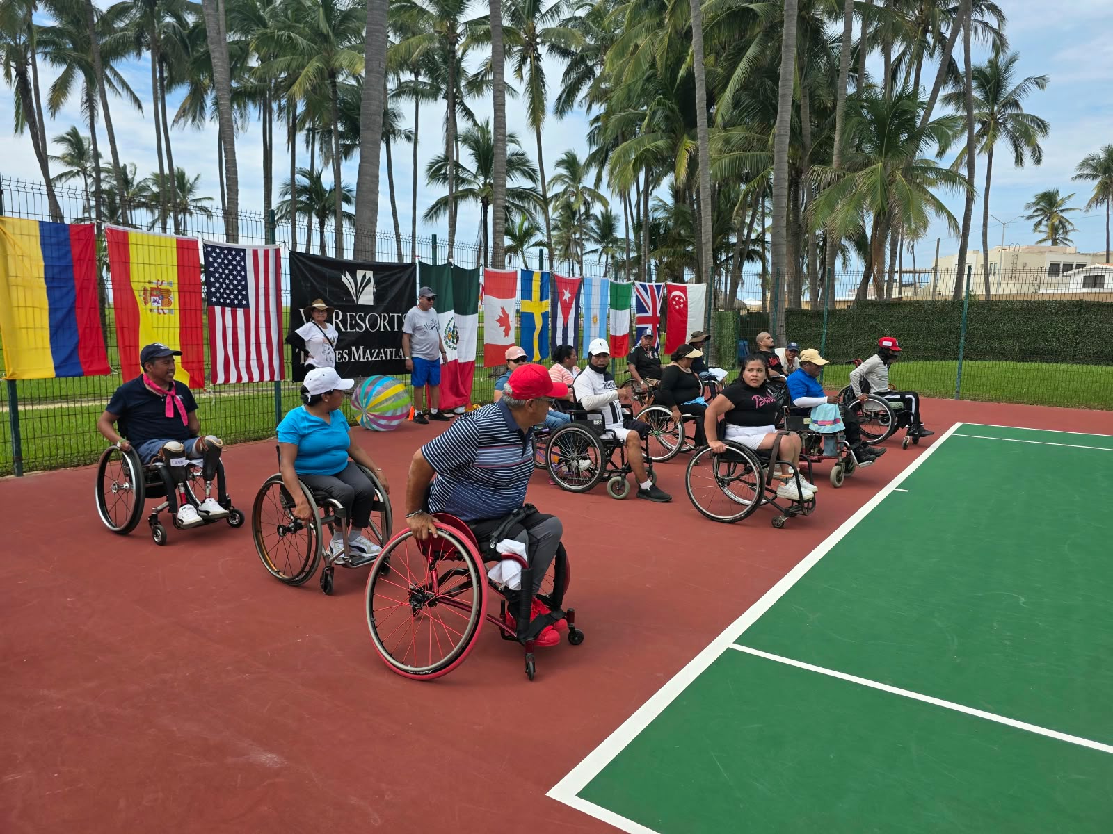 Juego de tenis adaptado en Mazatlán