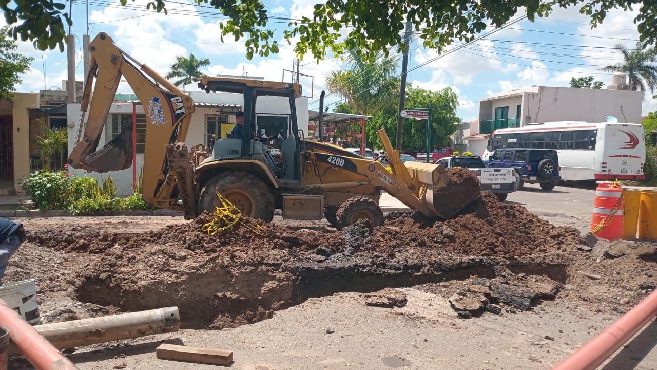 Jumapag repara socavón en cruce del Centro de Guasave