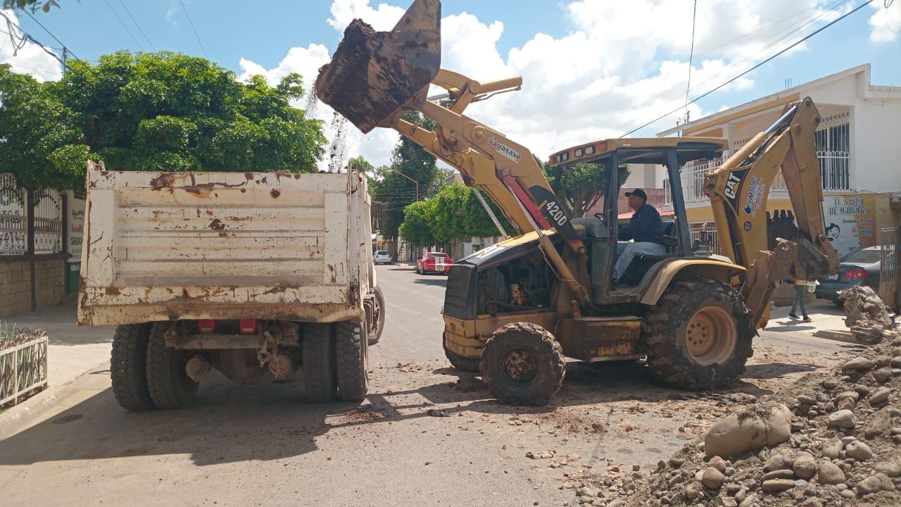 Jumapag repara socavón en cruce del Centro de Guasave