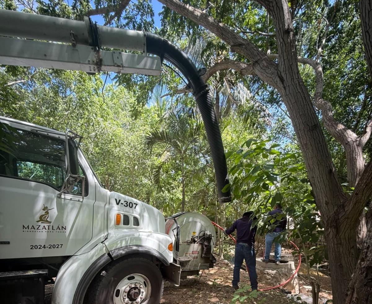Jumapam desazolva red de alcantarillado en El Habal, Mazatlán