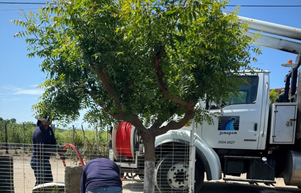 Jumapam desazolva red de alcantarillado en El Habal, Mazatlán