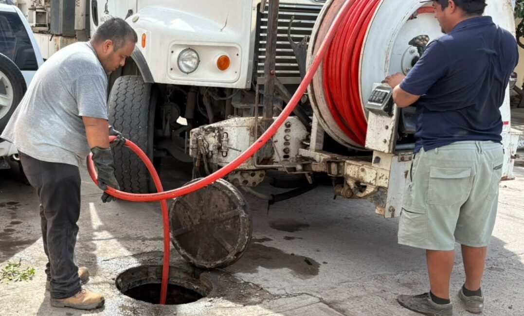 JUMAPAM mete maquinaria a la colonia Juárez de Mazatlán, Sinaloa, para frenar derrames de aguas residuales
