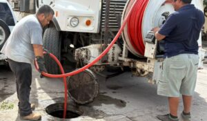 JUMAPAM mete maquinaria a la colonia Juárez de Mazatlán, Sinaloa, para frenar derrames de aguas residuales