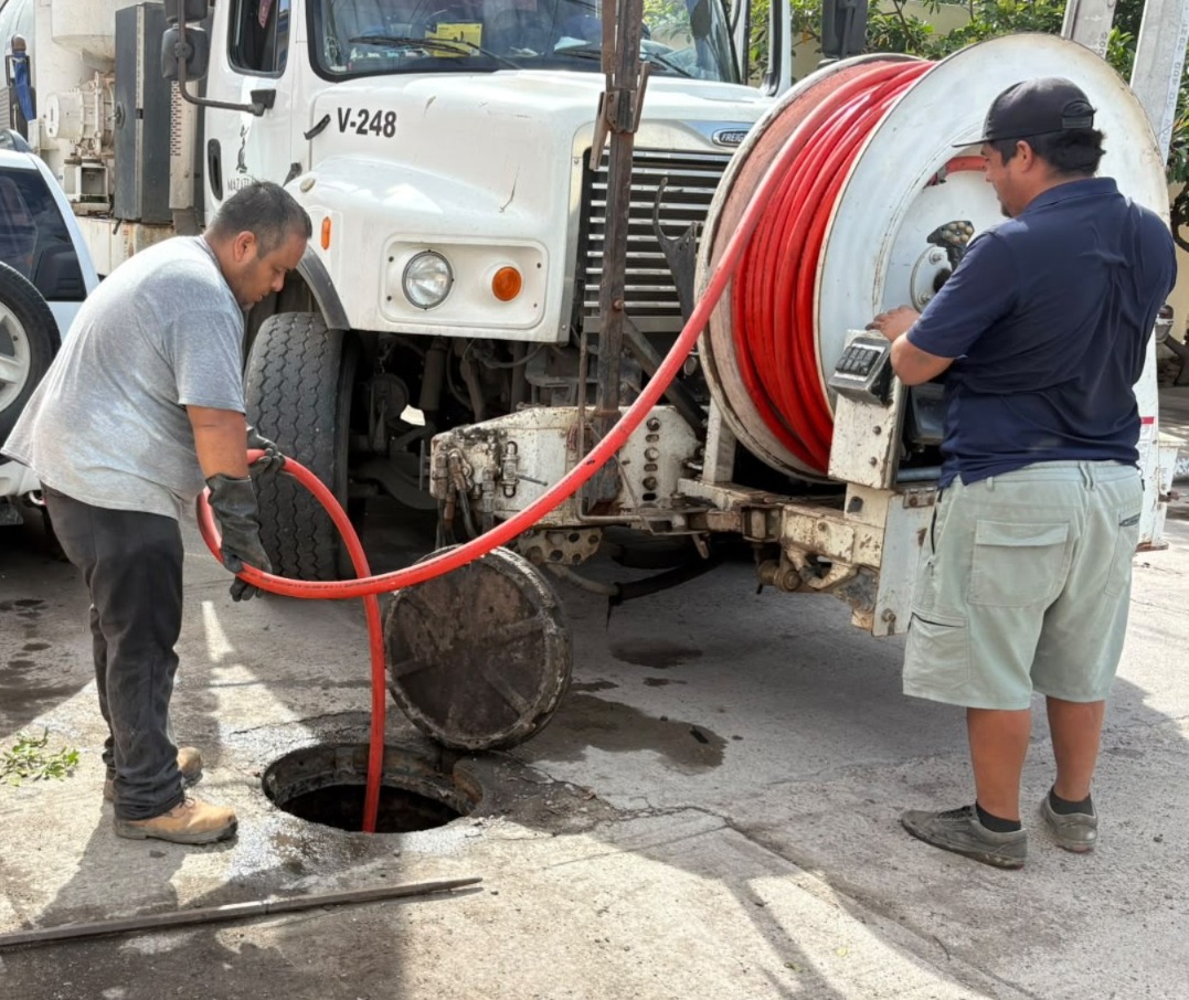 JUMAPAM mete maquinaria a la colonia Juárez de Mazatlán, Sinaloa, para frenar derrames de aguas residuales