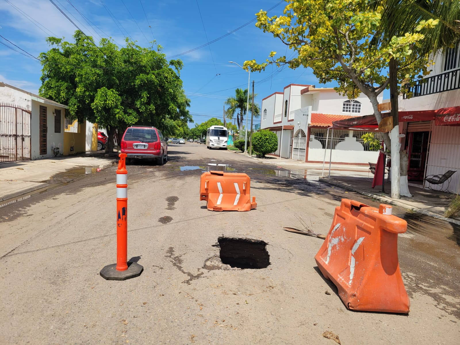 Jumapam repara socavón en San Joaquín