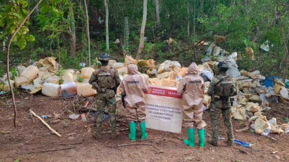 Marina desmantela laboratorio clandestino en Sinaloa y asegura 750 kilos de aparente metanfetamina