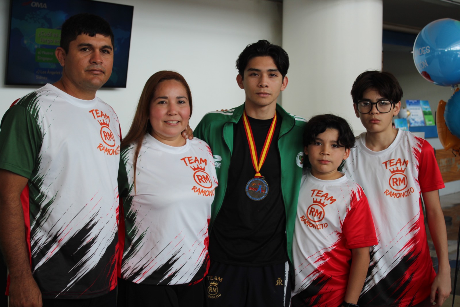 Le dan la bienvenida al boxeador Ramón Mercado en el Aeropuerto de Culiacán