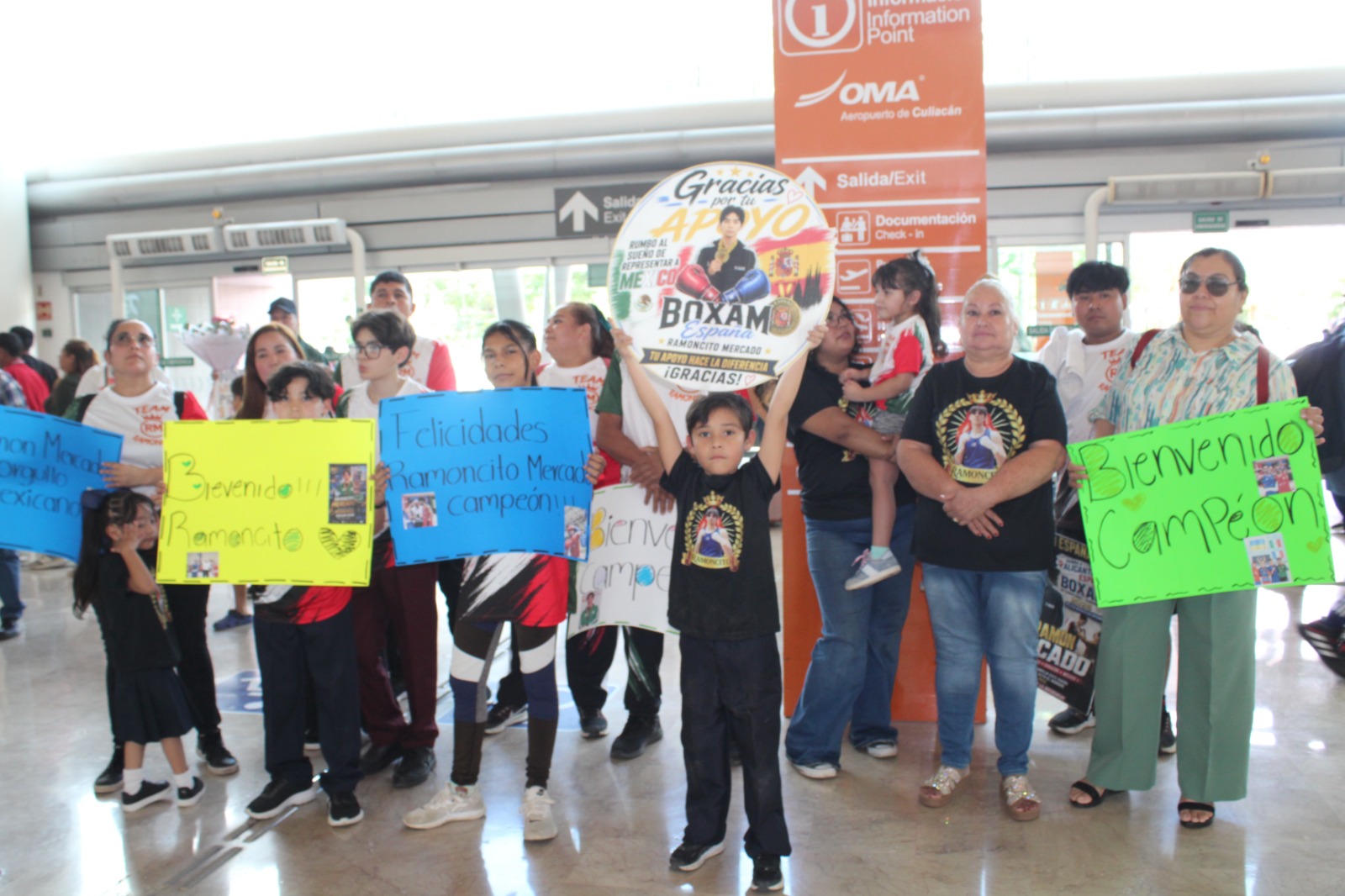 Le dan la bienvenida al boxeador Ramón Mercado en el Aeropuerto de Culiacán