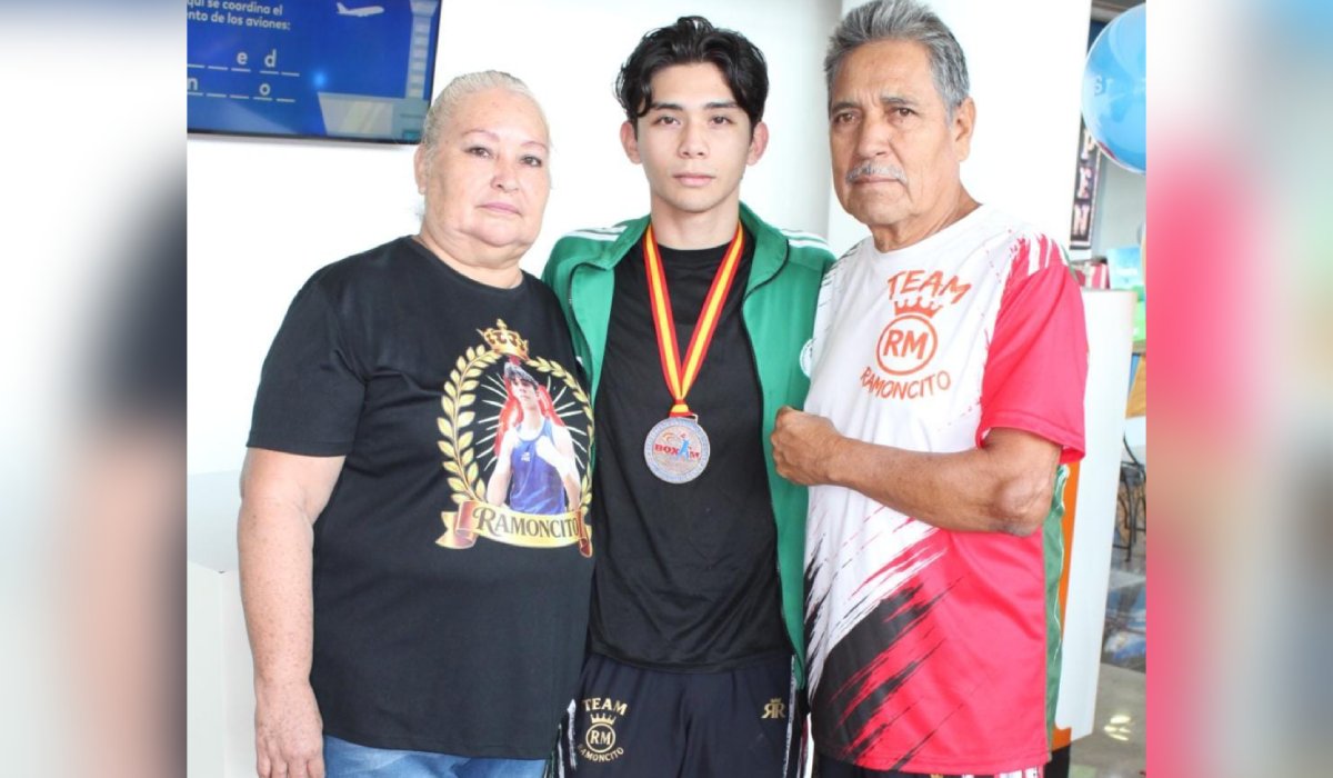Le dan la bienvenida al boxeador Ramón Mercado en el Aeropuerto de Culiacán