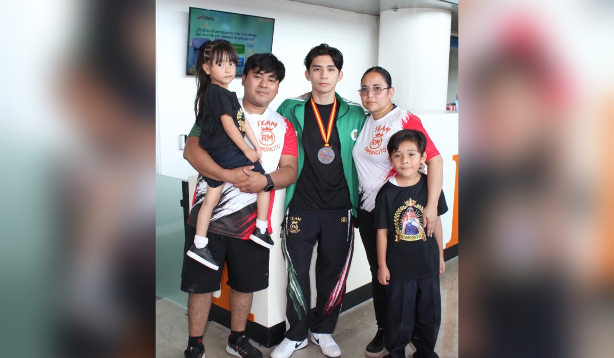 Le dan la bienvenida al boxeador Ramón Mercado en el Aeropuerto de Culiacán